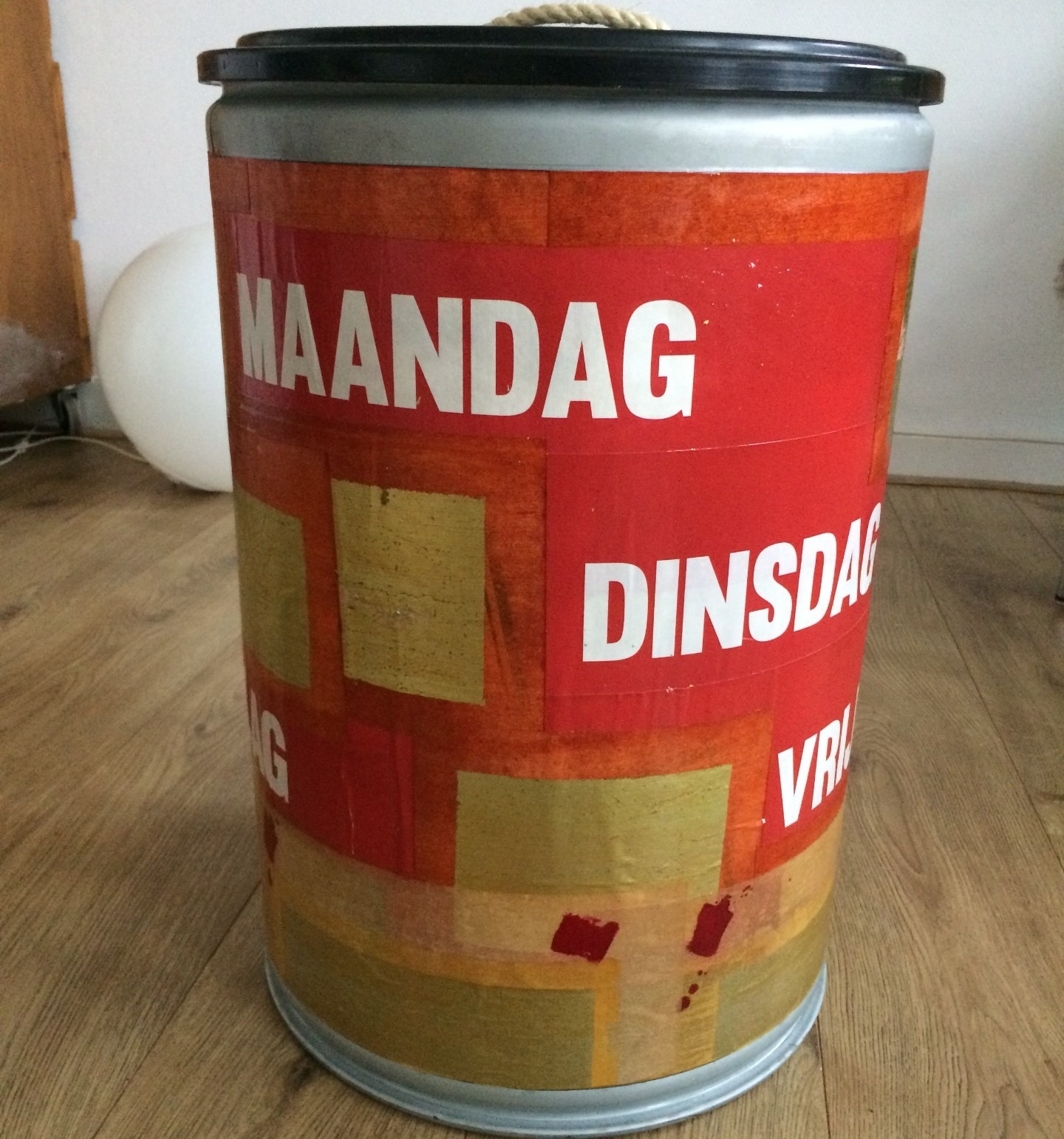WEEK: vellen Thais bladgoud, gecombineerd met teksten van reclame posters. stoere opberg ton waar je ook op kunt zitten. afneembaar deksel met handvat. 54 cm hoog / 35 cm rond. watervast door 5 laklagen. unieke items, gesigneerd byYvo.